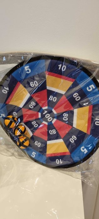 Jogo de lançar bola ao alvo
