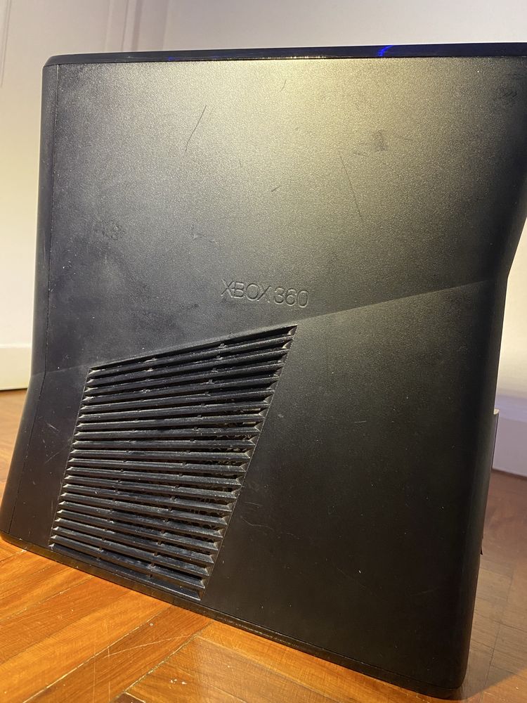 Xbox 360 com 220GB com algumas marcas de uso