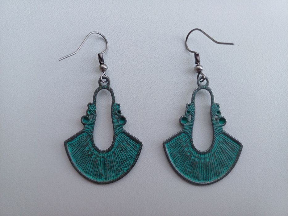 Brincos étnicos de tons cinza e azul