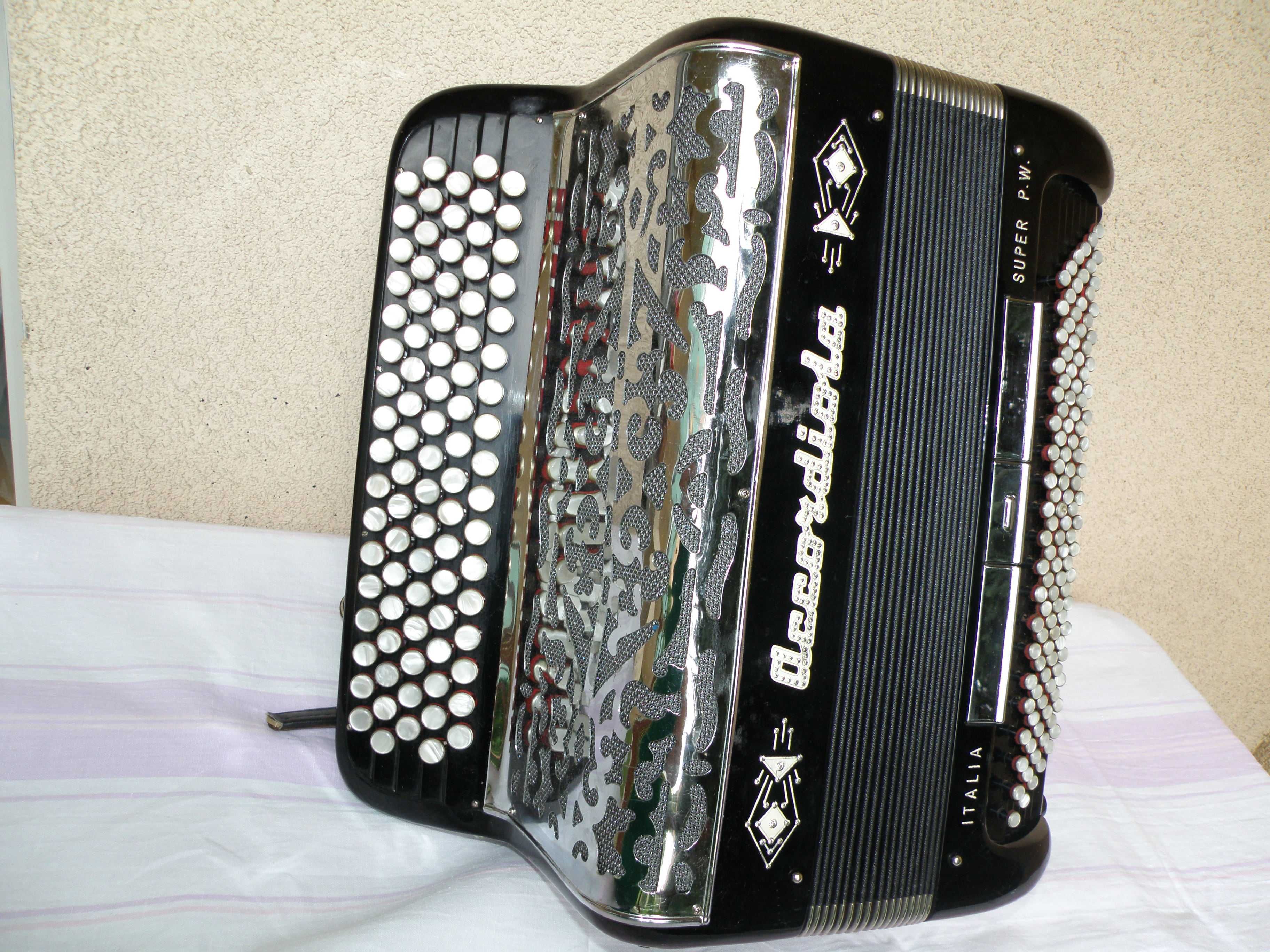 Akordeon Guzikowy - Wloski -" ACCORDIOLA"
