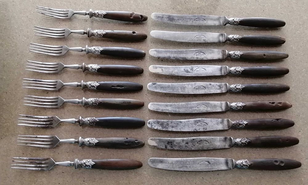 conjunto de antigos talheres com cabo em osso