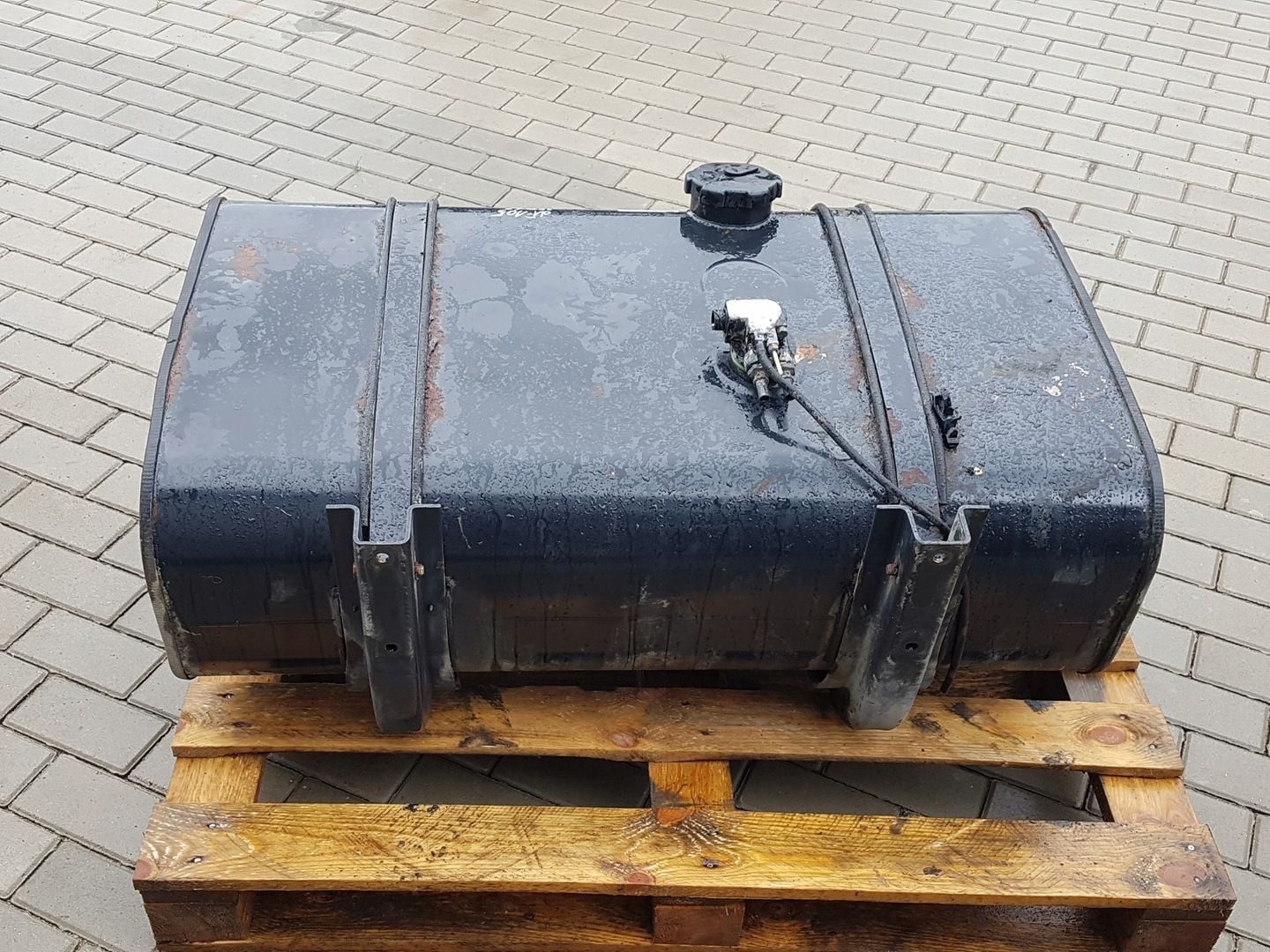 ZBIORNIK PALIWA Z ŁAPAMI MAN TGL , TGM 105X62X35CM