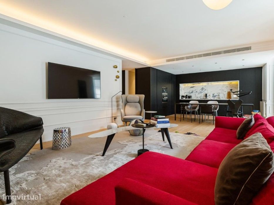 Apartamento T2 com 1 lugar de garagem e arrecadação, no coração Chi...