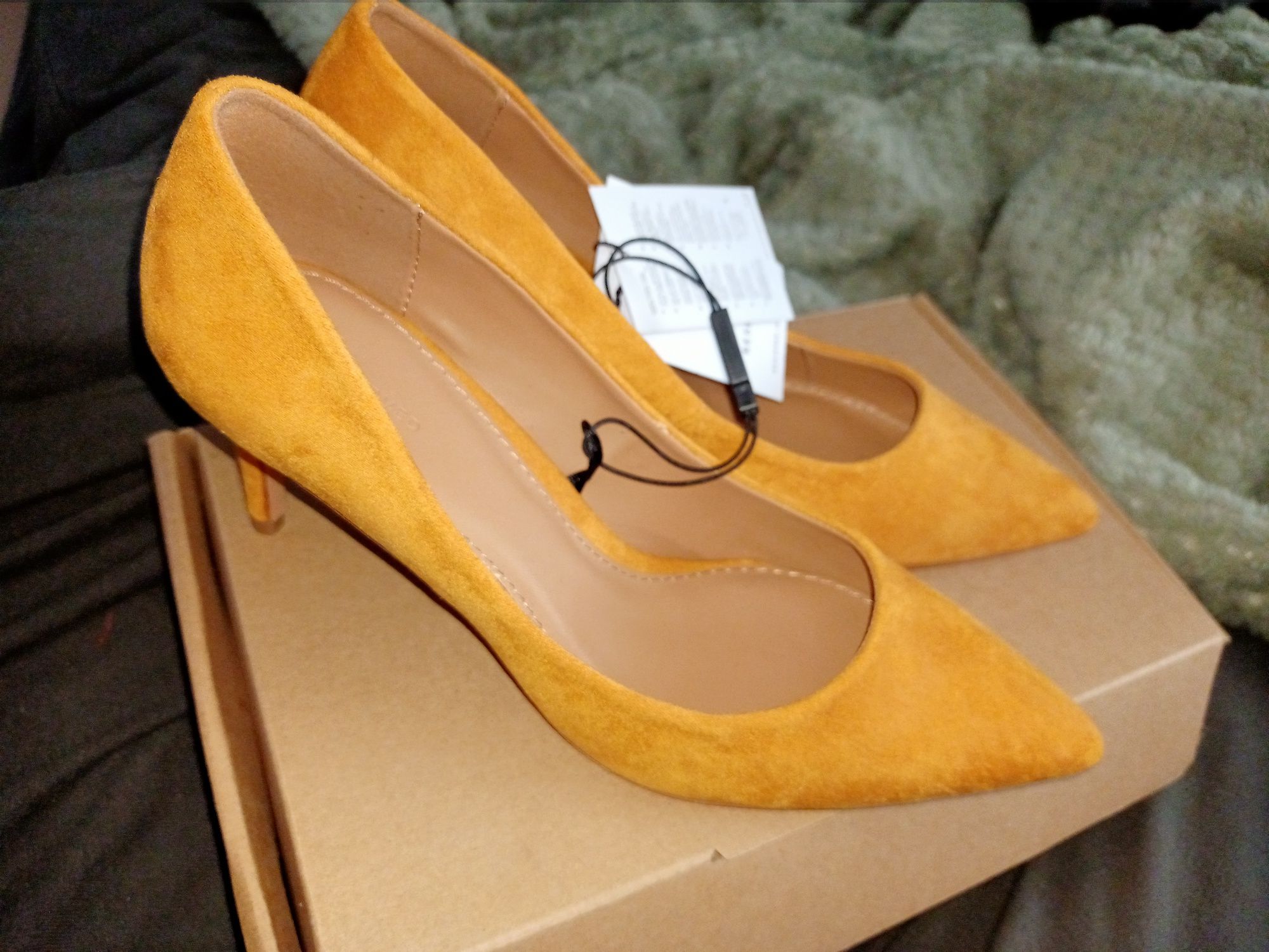 Nowe szpilki Reserved 37 camel
