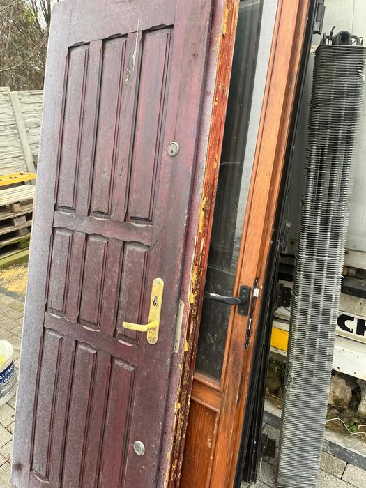 Drzwi drewniane do domu na budowę garażu