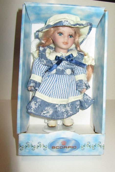 Кукла из порцеляна коллекционная сувенирная на подставке