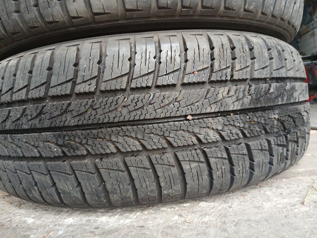 Резина 205 65 15 KUMHO состоянии новых цена за штуку