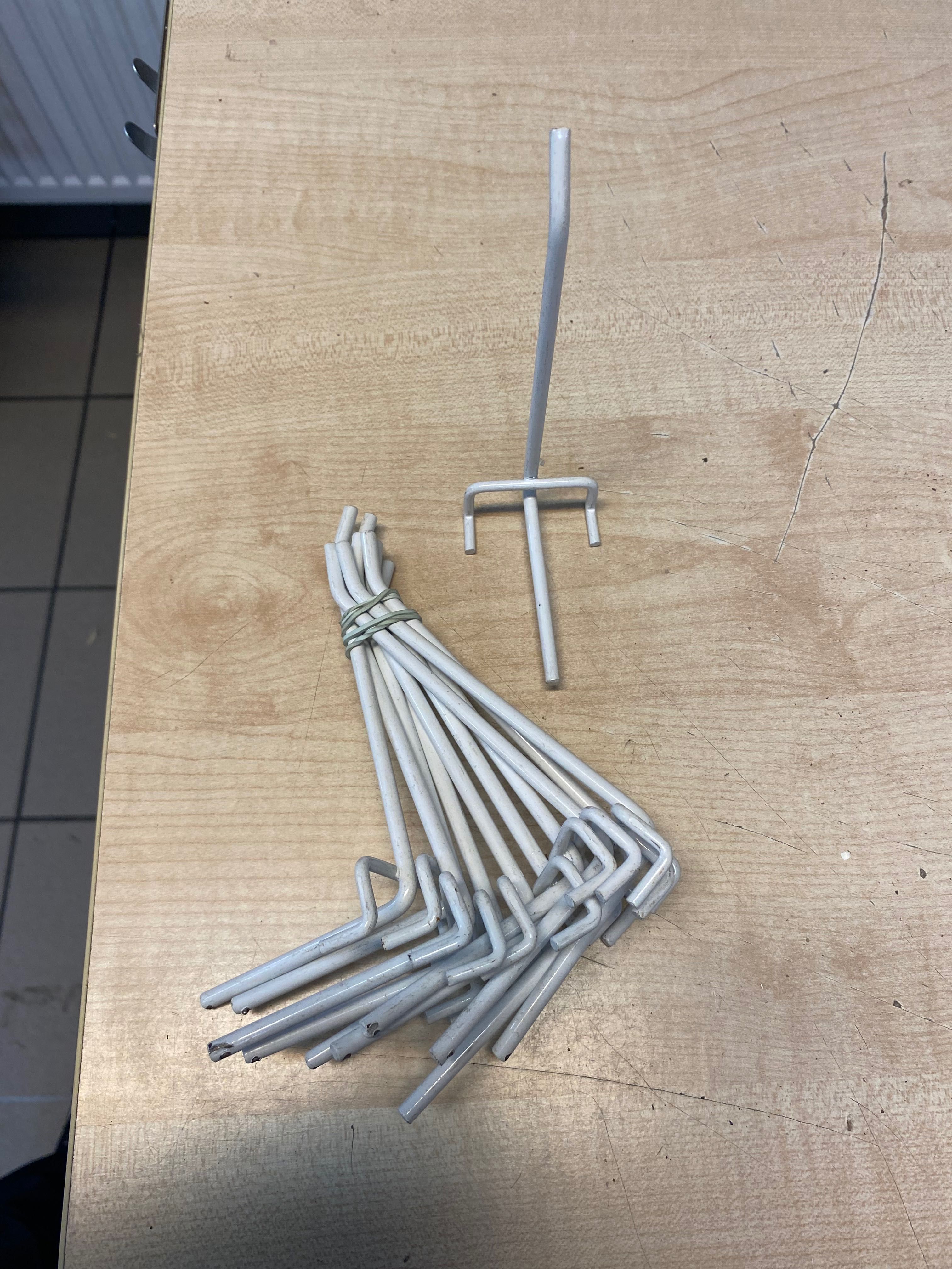 Haki haczyki zawieszki sklepowe na kratę białe 12 cm