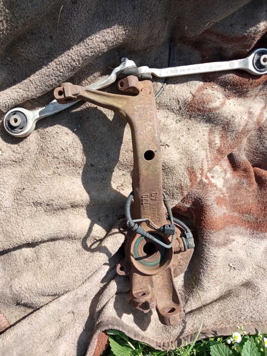 Кулак поворотний цапфа Audi A6 C5 Volkswagen Passat B5 8D0407257AD