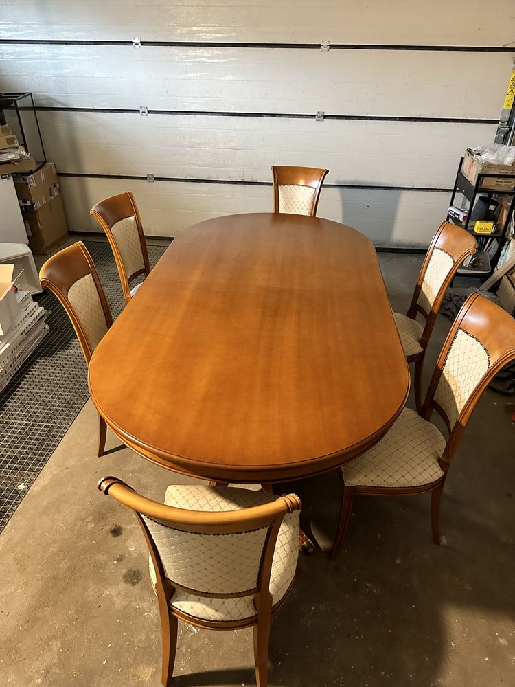 Duży rozkladany stół z krzesłami