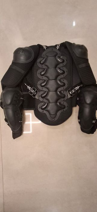 Buzer (ochraniacz na ramiona,łokcie,plecy i klatkę piersiową )na motor