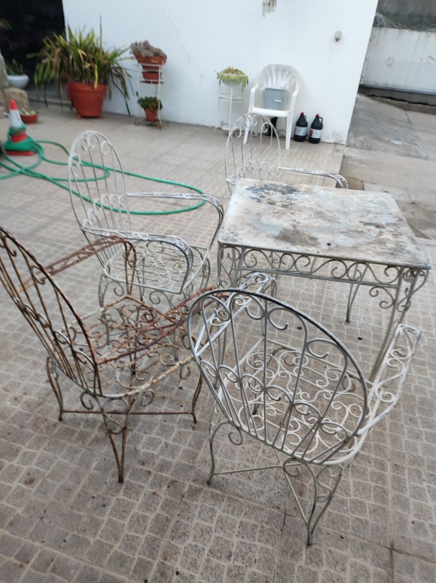 Mesa e cadeiras de jardim