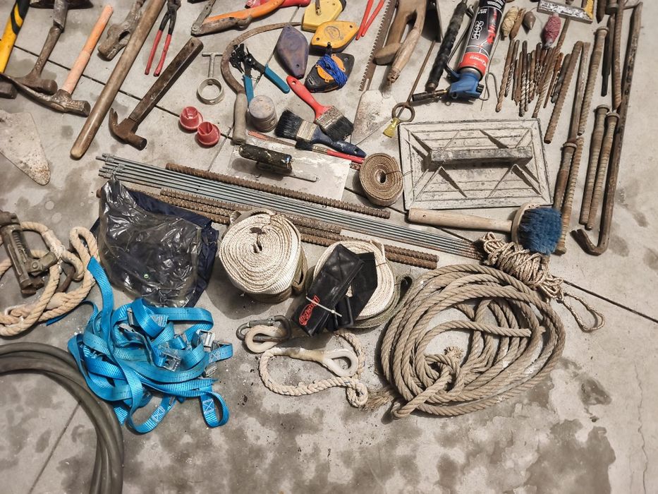 Lote de ferramentas e materiais de construção