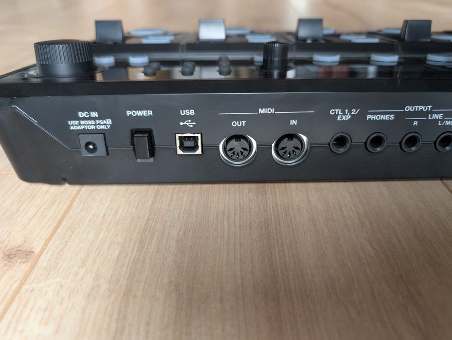 Boss RC505 looper. 5 kanałów plus efekty typu reverb. Rc 505