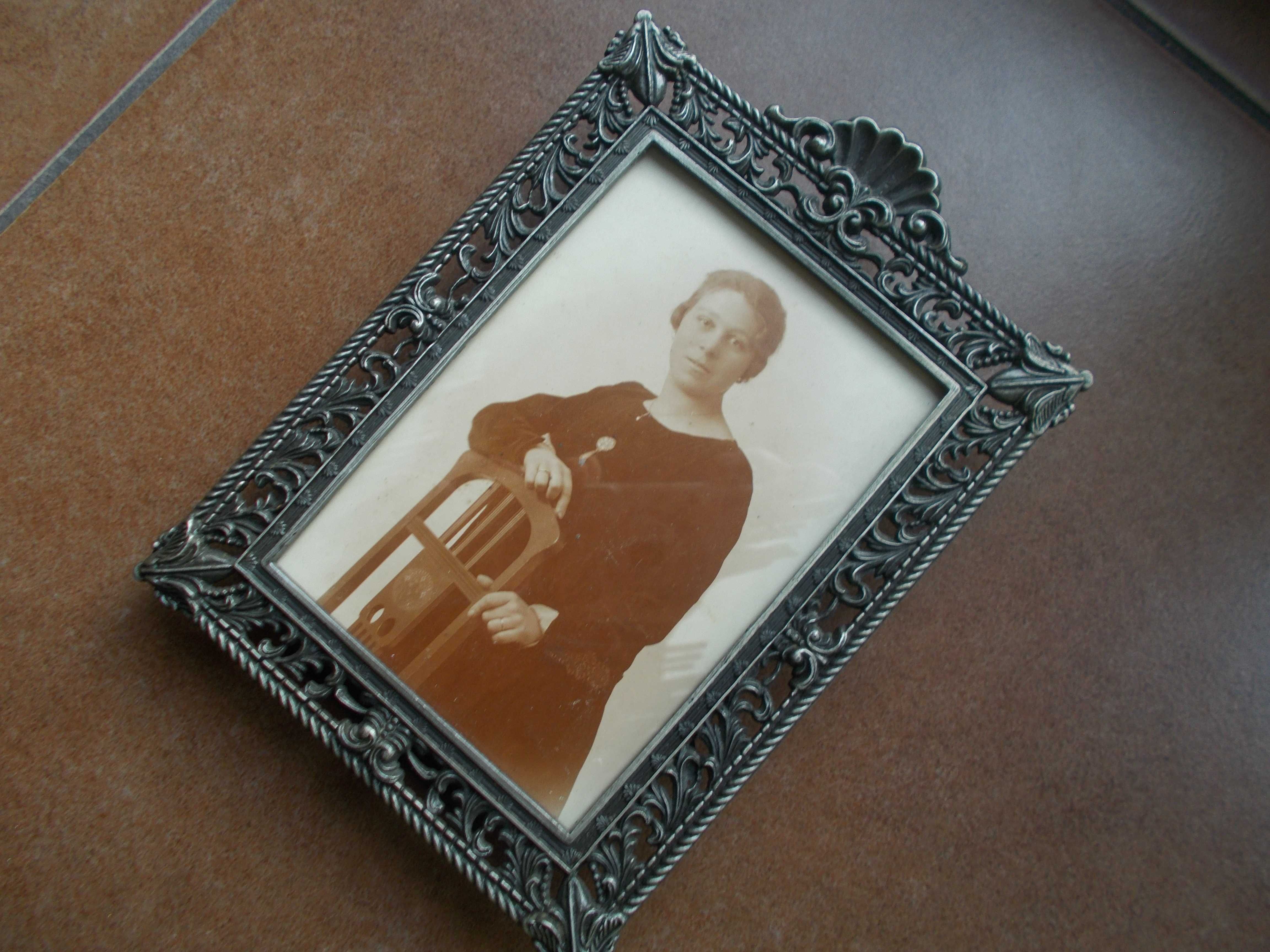 Starocie, zabytkowa fotografia w metalowej, koronkowej ramce za szkłem