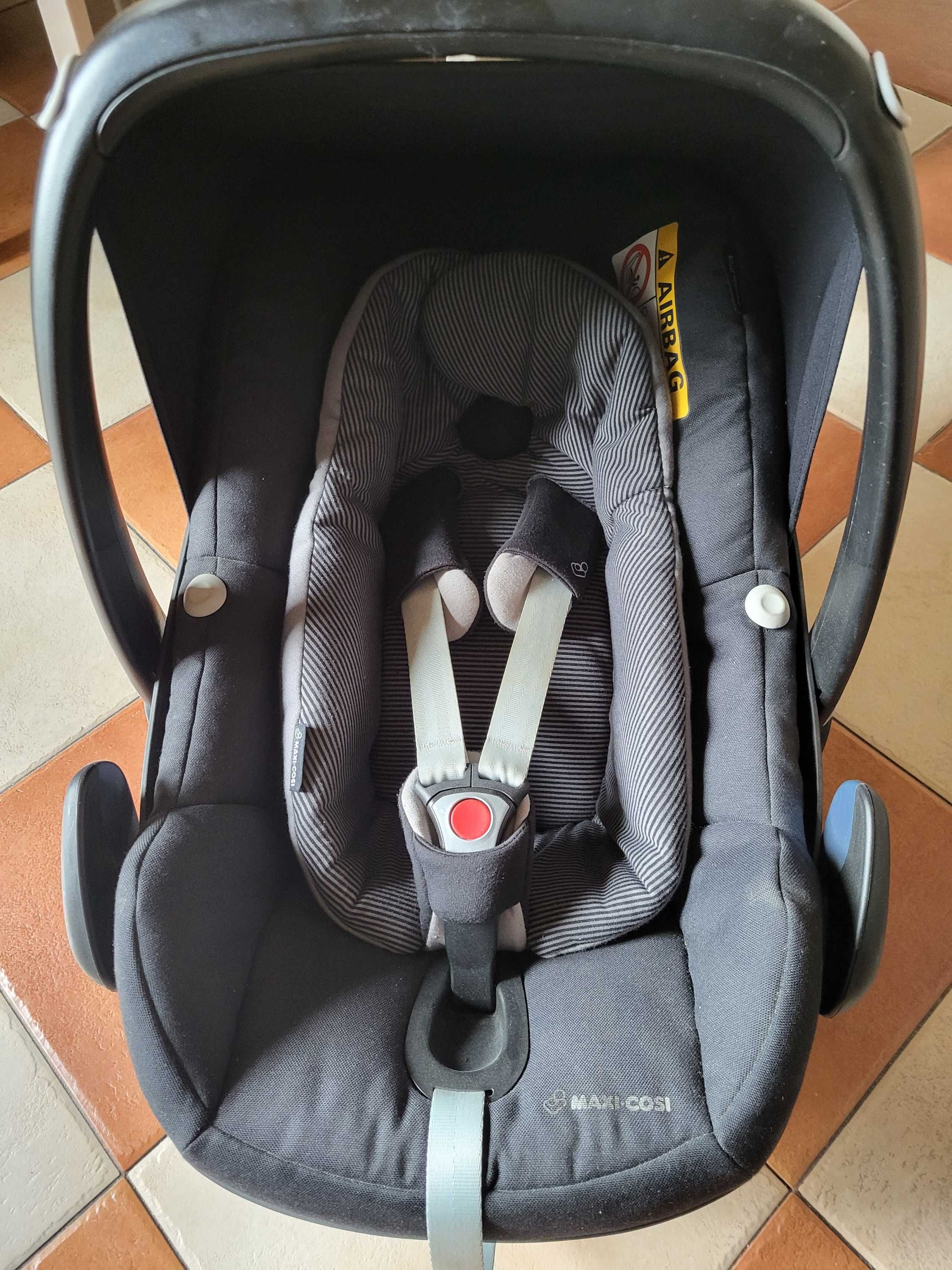 Fotelik samochodowy Maxi Cosi Pebble Plus wraz z bazą ISOFIX.