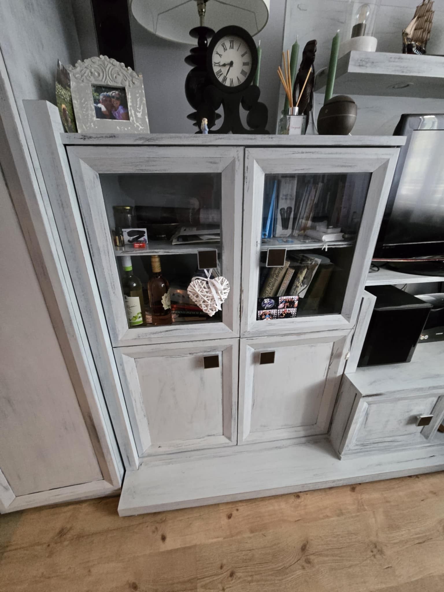 Meble pokojowe z półka na tv