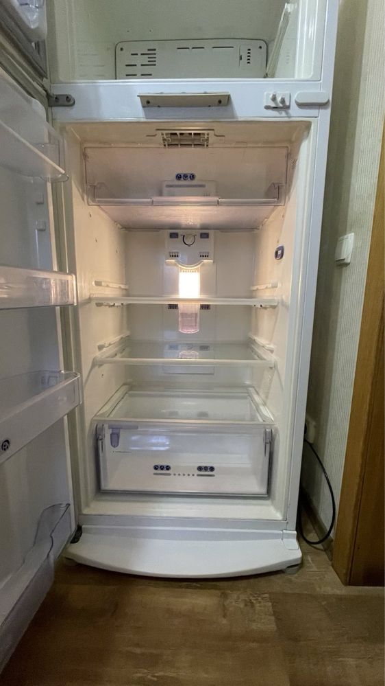 Холодильник Whirlpool ARC4138