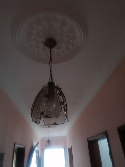 Candeeiros dourados e vidro