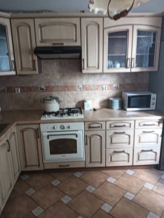 Dom jednorodzinny w zabudowie szeregowej. Połączone garażem.