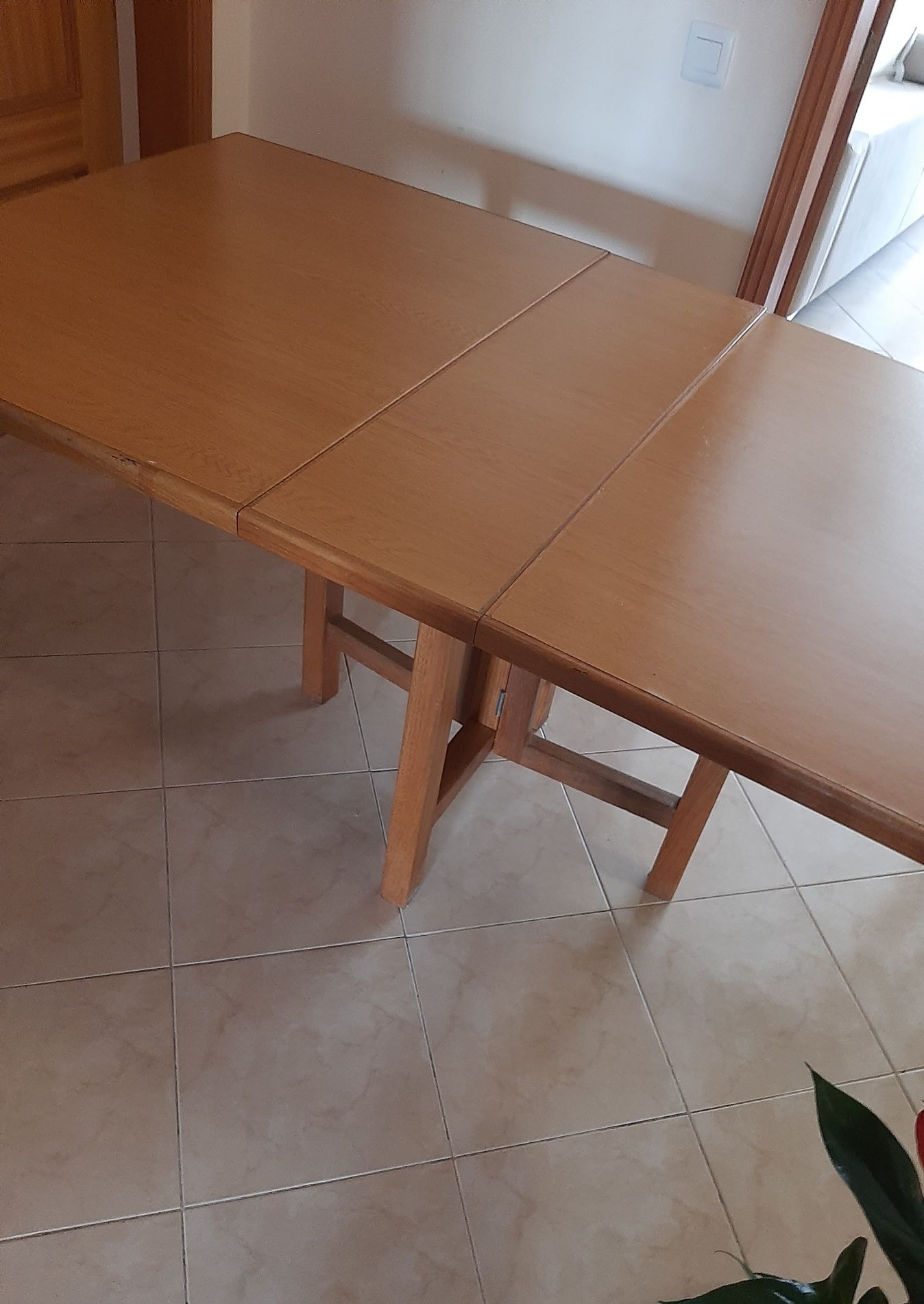 Mesa extensível em madeira
