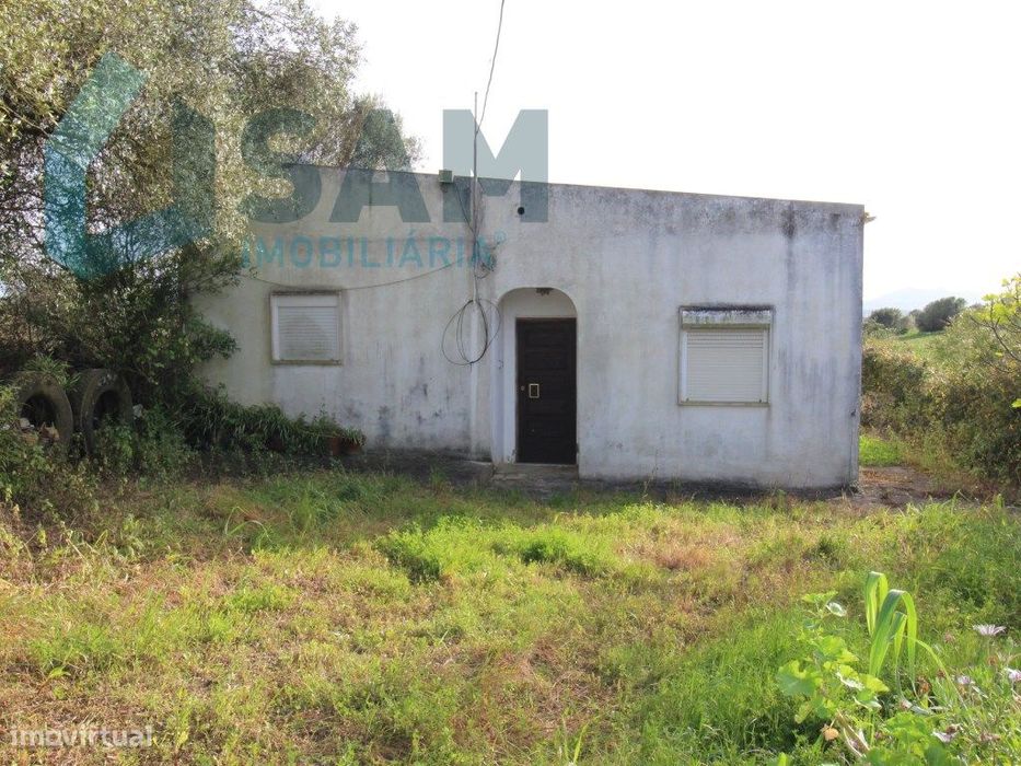 Terreno com Moradia T2 não licenciada