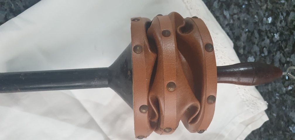 Abafador em pele com suporte em metal