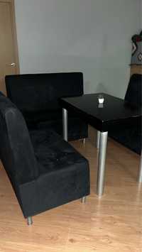 Conjunto de mesa e sofas