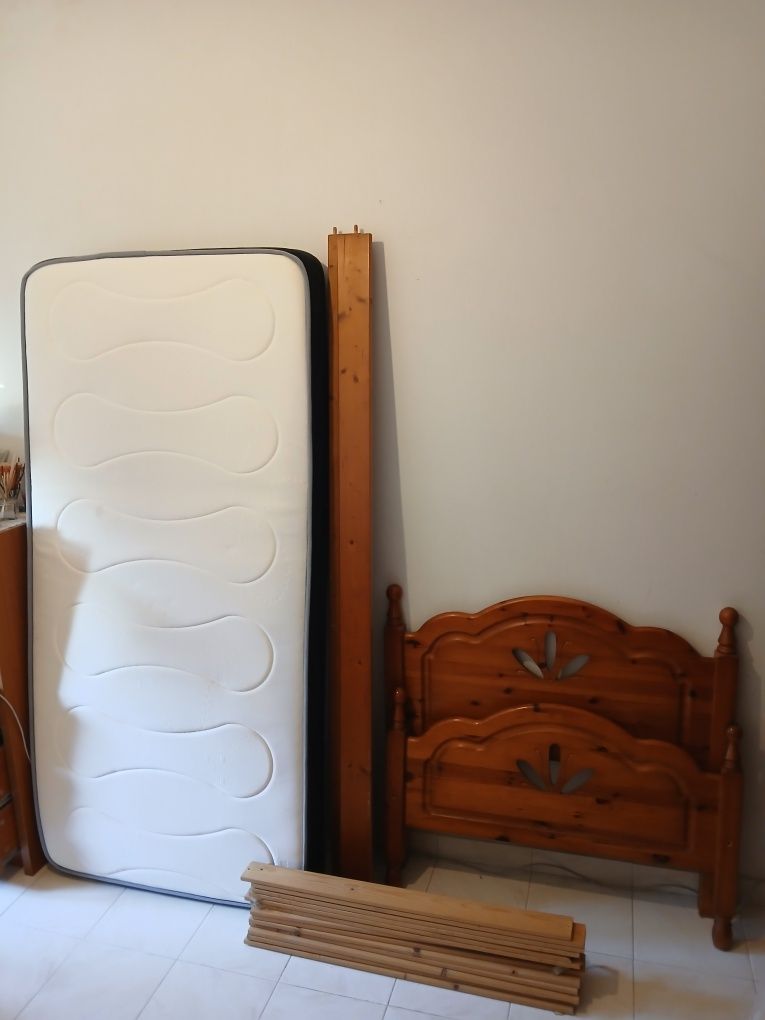 Cama de solteiro com estrado e colchão