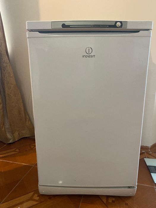 продам морозильну камеру Indesit