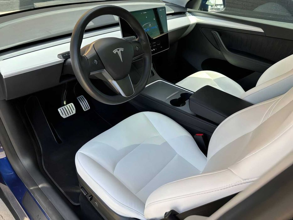 Tesla Model Y      2023