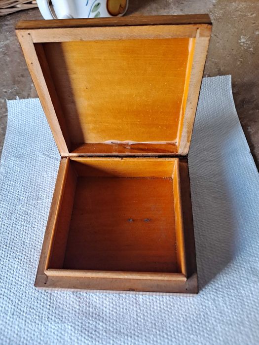 Stara drewniana kasetka, skrzyneczka pięknie rzeźbiona i zdobiona.