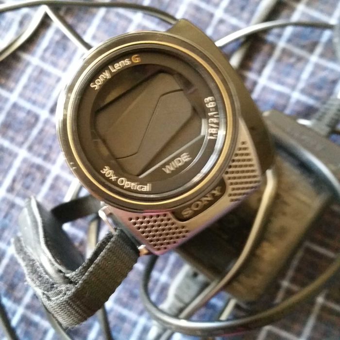 Sony HDR-CX130E видеокамера с зарядным устройством