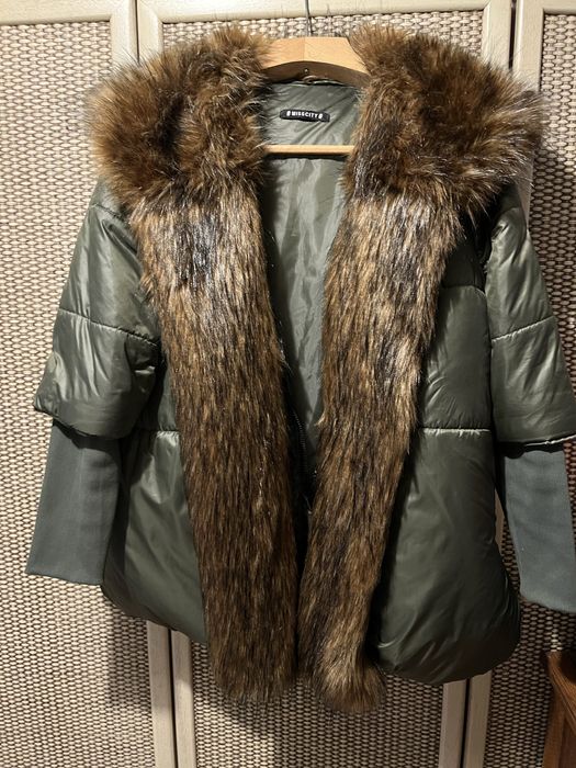 Kurtka khaki Miss City z dużym kołnierzem z eko futra rozmiar M