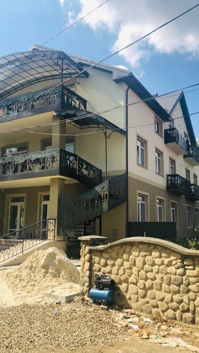 Балконні перила  металеві, навіси, дашки над дверима