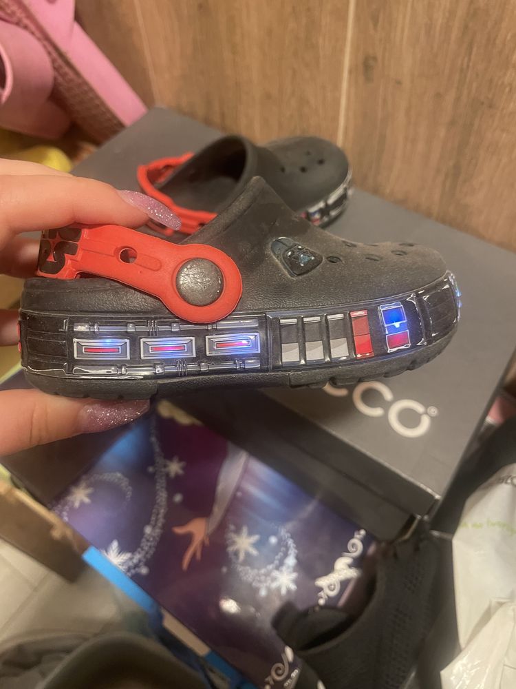 buciki crocs swiecace