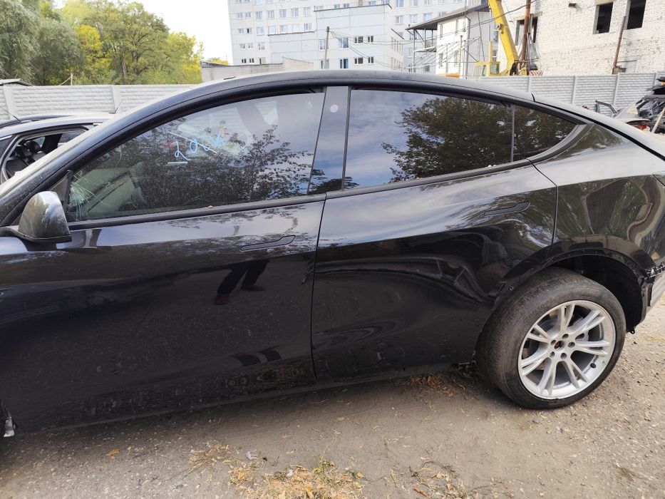 Двері в колір ідеал на Tesla model 3 Tesla model Y маю різні кольори