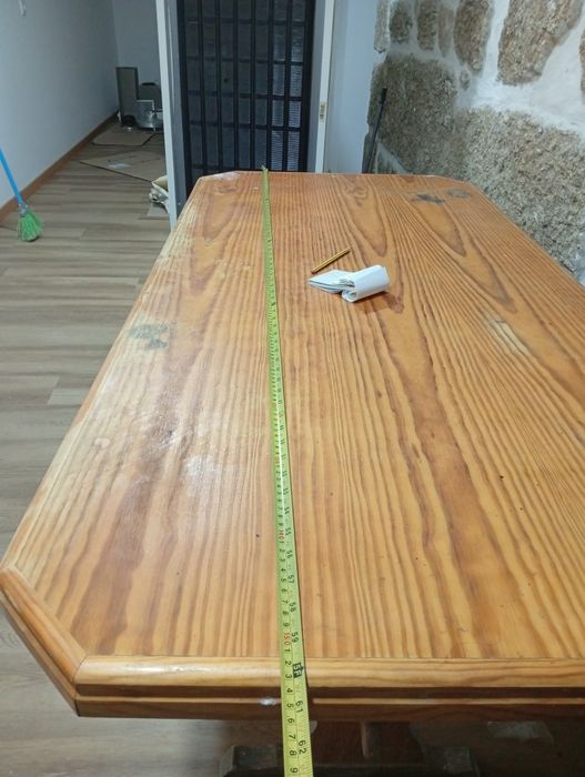Mesa em pinho a precisar de arranjo