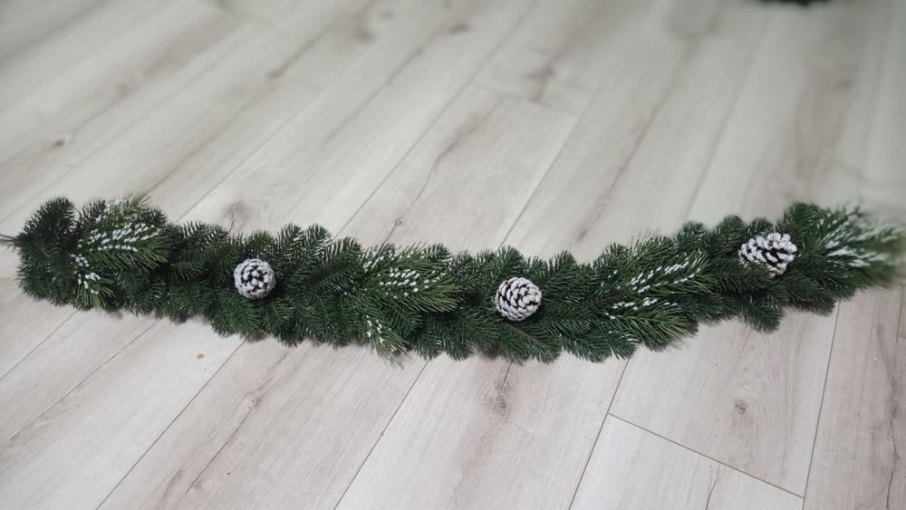 В наявності новорічні гірлянди і підсвічники