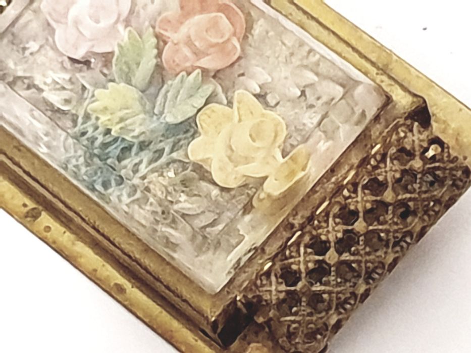 Linda pregadeira com intaglio de flores dos anos 50