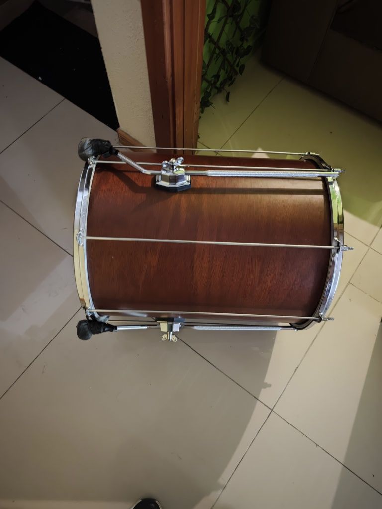 Percussão. Surdo de marcação com os pés.