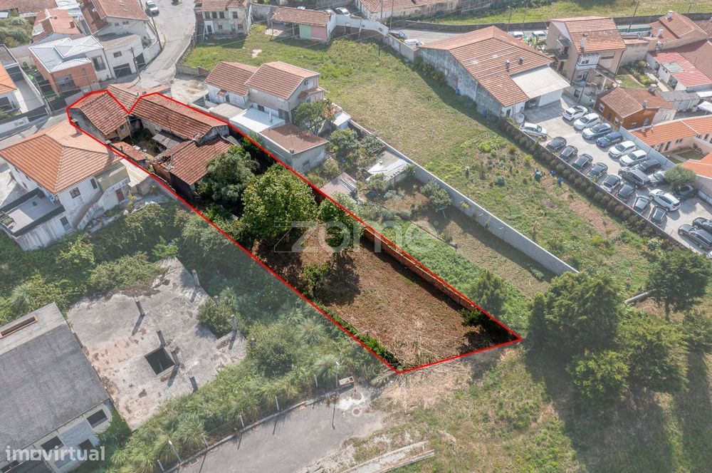 Terreno (ABC: 270m²) e 2 moradias térreas para recuperar em Espinho