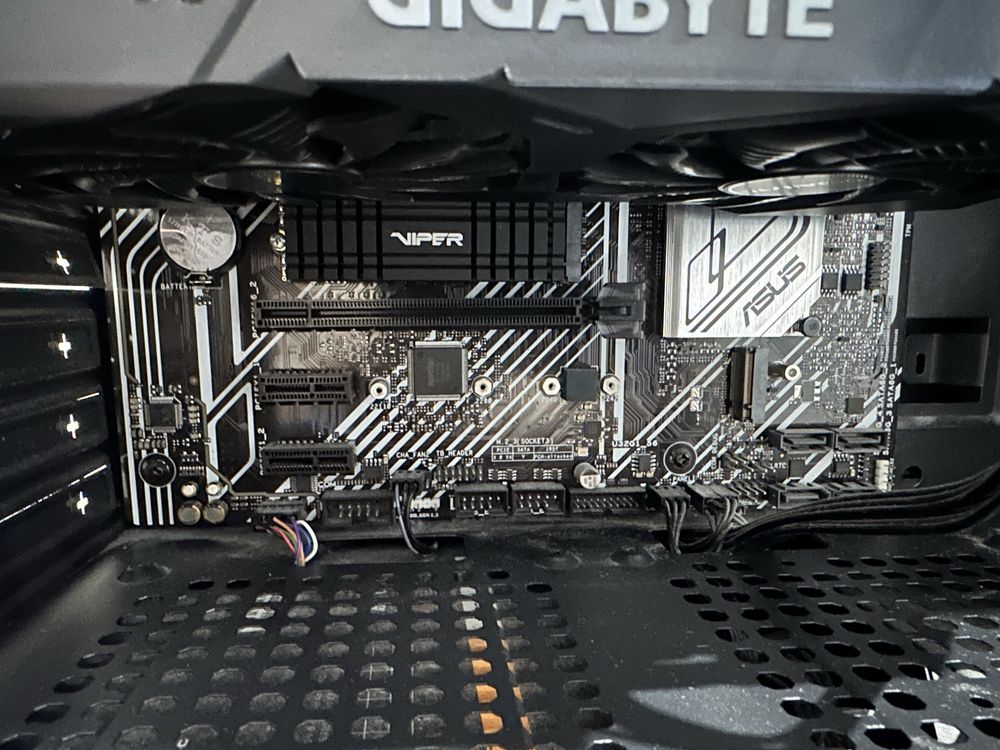 Komputer stacjonarny Intel Core i7-10700F, dysk ssd 1 TB + monitor