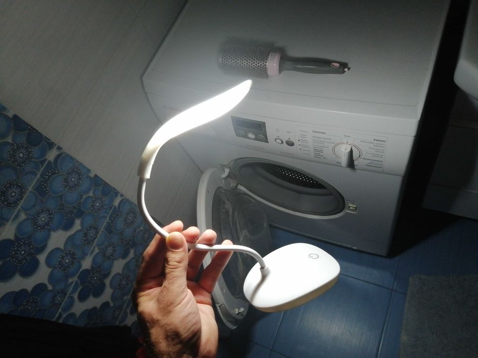 безпровідна зарядна світодіодна лампа акумуляторна настільна LED нова