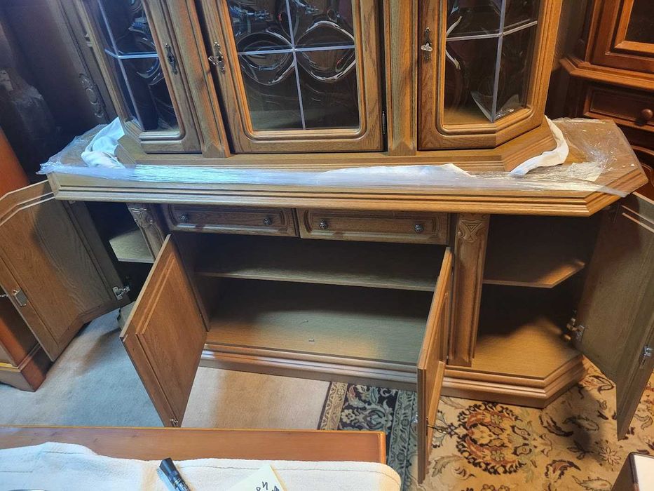 Komoda dębowa z zawieszaną witryną