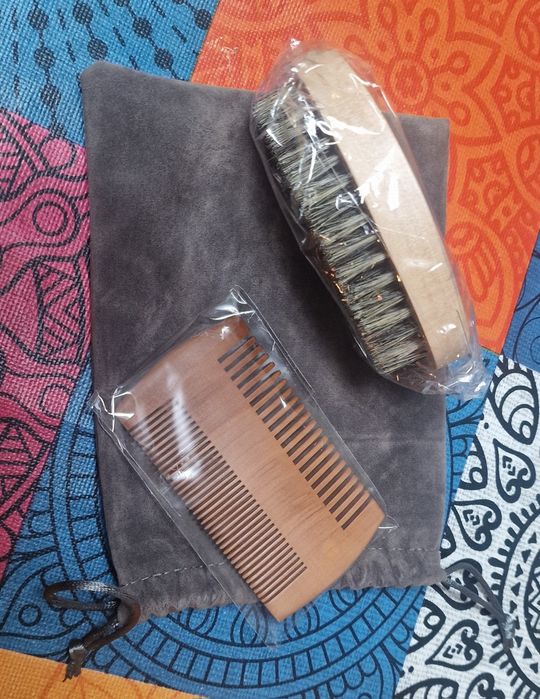 Pente e escova para barba