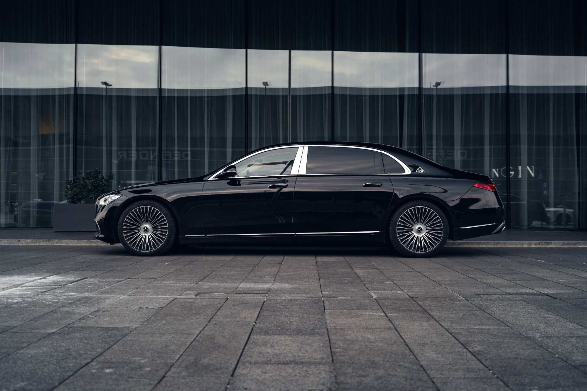 Limuzyny i busy z kierowcą. S klasa, E klasa, V klasa, Maybach.