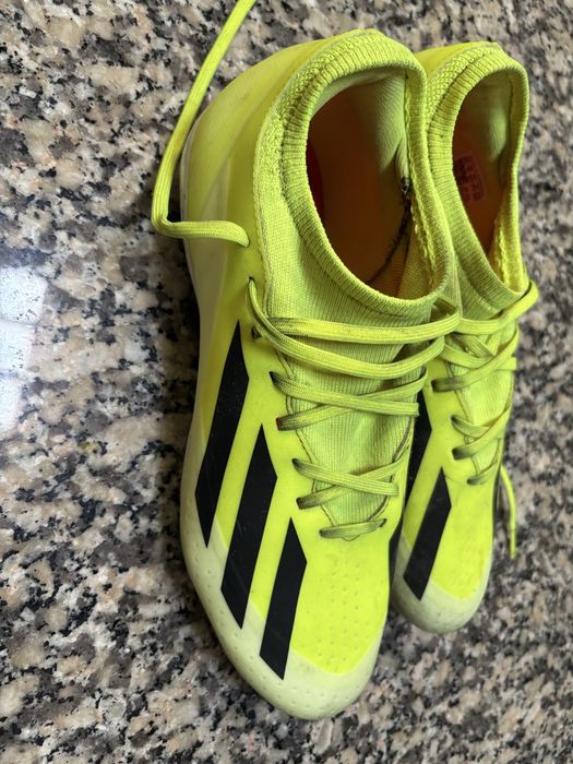 Chuteiras Futebol Adidas (43,5) + Caneleiras + Meias cano alto