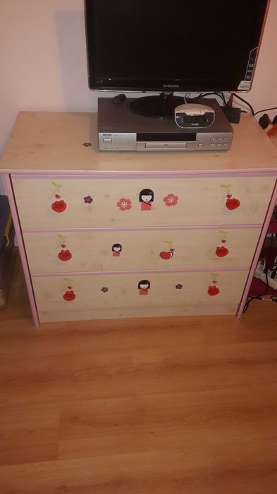 Quarto de menina, secretária e estante