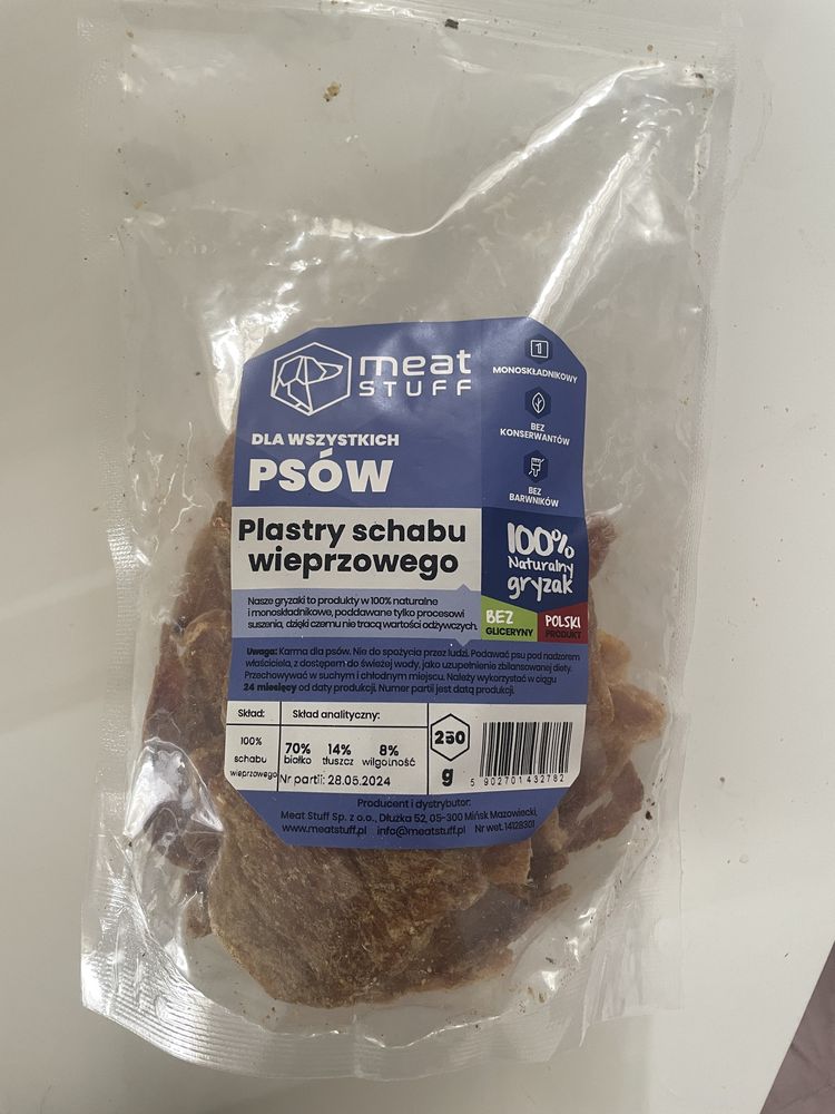 Plastry schabu wieprzowego otworzone smakołyki dla psa